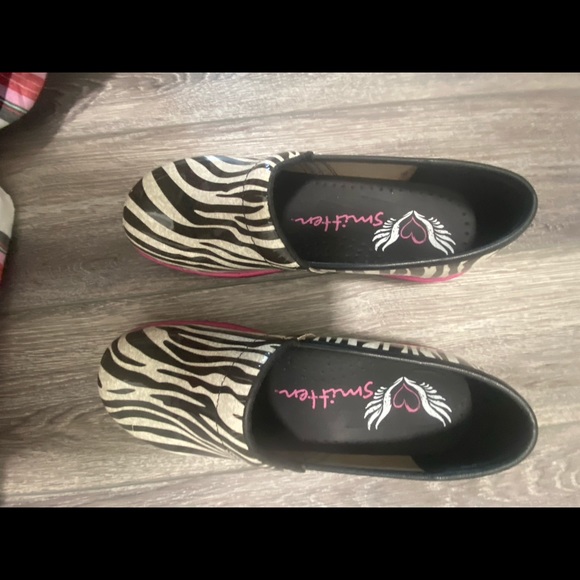 Smitten Slip Resistant Nursing Clogs - Picture 5 of 7